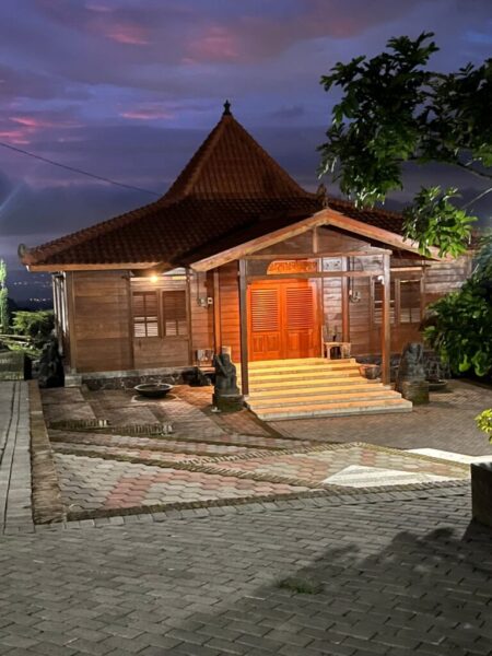 Galeri Hallroom Tondano Cabin & Coffee (1)